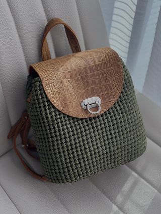 🎒 Háčkovaný batoh ASTI— styl, pohodlí a 100% handmade energie! Lehký, pevný a ideální pro ty, kdo milují originální...